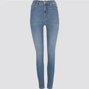 High Waist Hannah jeans i storlek 27. Dom har tyvärr en liten fläck vid vänster ben längst ner, kanske går bort i tvätten