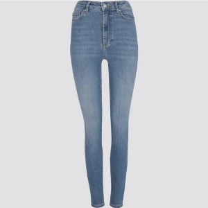 Jeans från Cubus  - High Waist Hannah jeans i storlek 27. Dom har tyvärr en liten fläck vid vänster ben längst ner, kanske går bort i tvätten