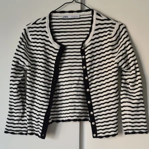 Randig kofta från zara - Använd 1 gång så som ny. Pärl-knappar.   Kommer från djur- o rökfritt hem!