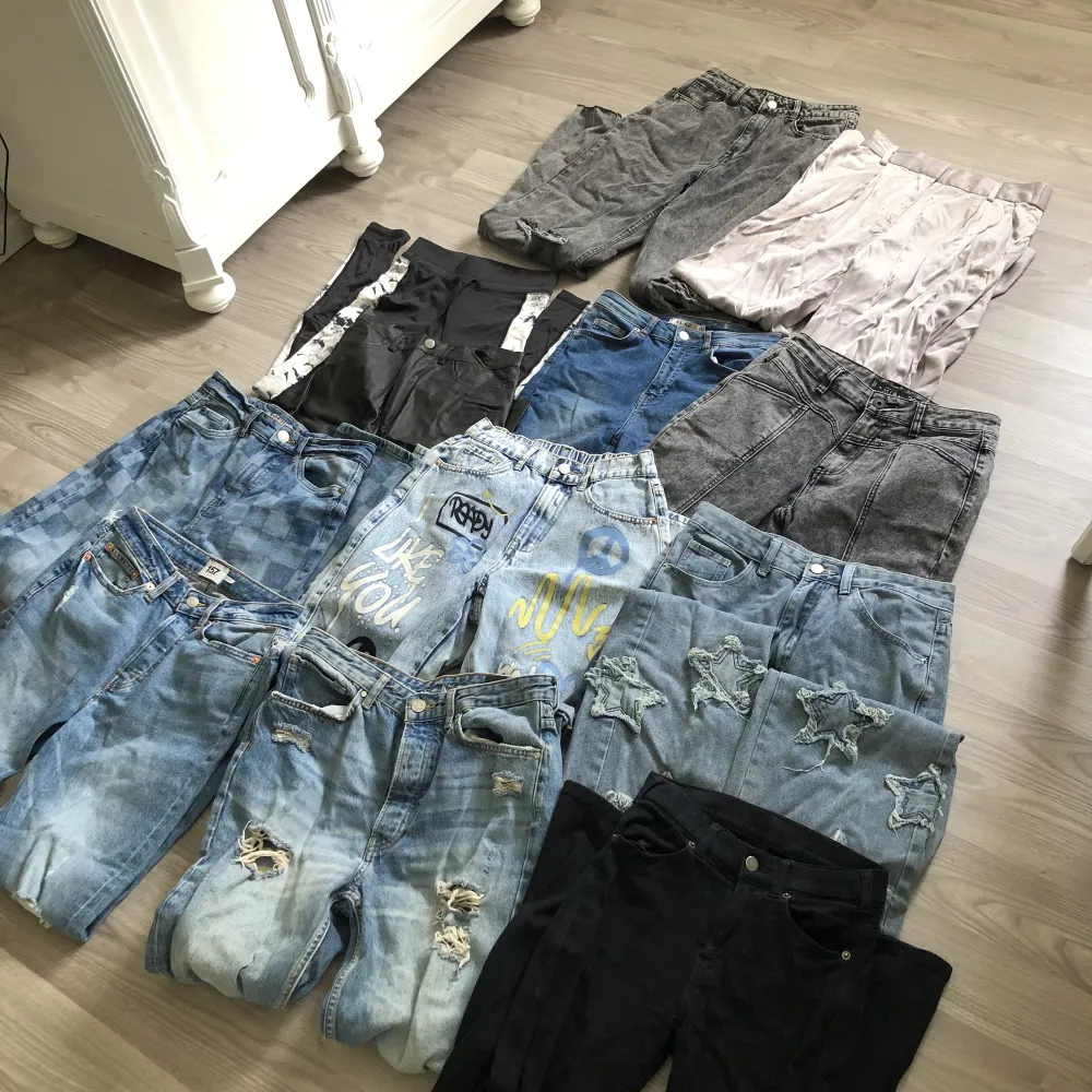 Rensat MASSOR. Allt från oanvänt till använt. Märken som Shein, Salt, Nakd osv… Storlekarna varierar mestadels från S till M. Pris diskuteras men förvänta er mellan 50 och 150kr.. Farkut & Housut.