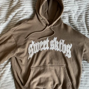 Sweet sktbs hoodie 🤎 - Säljer denna då den bara inte kommer till användning. Storlek XS men sitter som S då det är en mans hoodie. Köpte den för 899 orginal pris, använd ca 5 ggr.