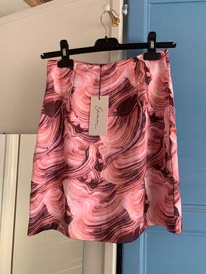 Superfin kjol inför sommaren i färgen rosa, sann i storleken och har en drag kedja på sidan så den sitter som en smäck om du är i storlek 32, komplimenterar kroppen perfekt. Aldrig använd endast testat ✨