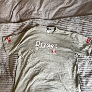 Diesel t-shirt - Disel tisha, lite nött då jag använd den ganska mycket. Fick den av min syrra, hon köpte den för längesen för 500-600kr. Den är oversized men bra oversized, jag är 170cm lång och brukar ha S på mig. Sitter fint på! skriv om ni vill ha bilder 😇