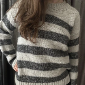 Tommy Hilfiger Stickad Tröja - Sååå stickad randig tröja från Tommy Hilfiger! Super snyggt lite glittrigt material. Storlek XS men passar mig som vanligtvis bär S (och är 165 cm lång). Bra skick🌟