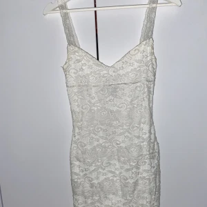 Klänning - Använd 2-3 gånger. Passar mig som är Xs