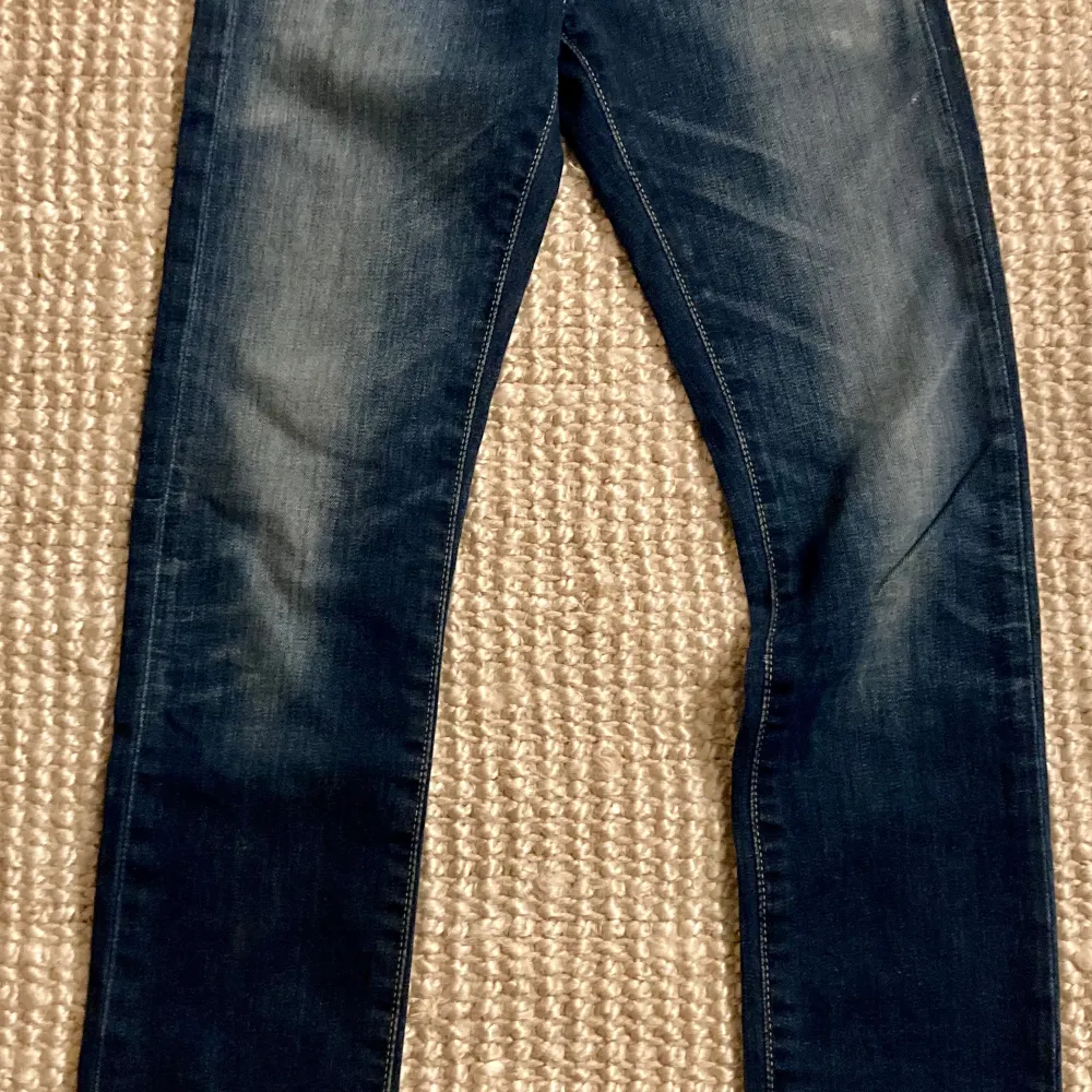 Levis jeans i nyskick. Storlek 27x32.  Skinn fit  Normal midja Benlängd lång Dragkedja . Jeans & Byxor.
