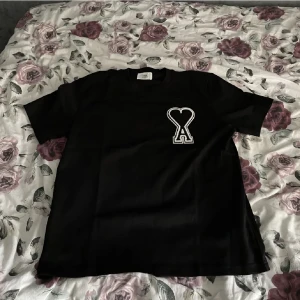 Ami-Paris t-shirt  -  Skick 9/10 Den är knappt använd för den var för liten, passar om du är mellan 180-187 cm lång 