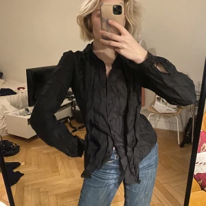 Blus - Formgivande blus i luftigt material med knyt 👽