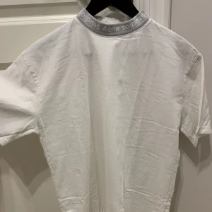 Acne studios t-shirt - Säljer min acne t-shirt i bra skick. Den har två fläckar på backsidan (se sista bilden). Jag har fler bilder. Storlek S kille. Ocersized på mig som brukar ha kvinnlig s.😊