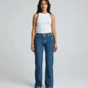 Säljer mina jeans från bikbok då de blivit för stora för min smak🙌🏼 knappt andvända och tvättade fåtal gånger (har kvar sin färg)❣️