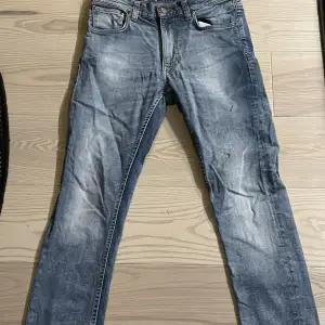 Tjena, säljer dessa fina nudie jeans jeans pga av att jag växt ur dem. De är i väldigt bra skick och strl 29/30. köpta på Kennedies för 1499kr. Skriv för mer info/ bilder. Mvh