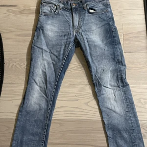 Nudie jeans jeans - Tjena, säljer dessa fina nudie jeans jeans pga av att jag växt ur dem. De är i väldigt bra skick och strl 29/30. köpta på Kennedies för 1499kr. Skriv för mer info/ bilder. Mvh