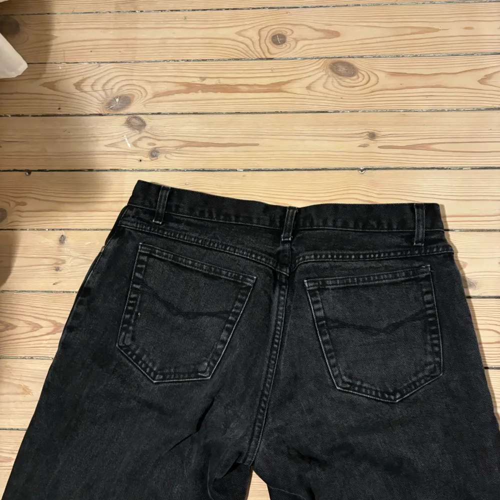 Långa lågmidjade svarta raka jeans från kapphal. Passar till allt och är i bra skick. Jeans & Byxor.