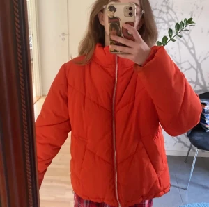 röd jacka - röd väl använd jacka, bra skick. den är i xs men jag har xs/s och den är lite oversized till mig så fungerar definitivt för större storlekar också! tror den är köpt från hm med absolut inte säker. tveka inte för att ställa frågor eller fler bilder.  