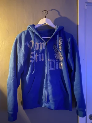  Rhinestone zip hoodie, Von studio - En riktigt snygg Rhinestone hoodie som är i utmärkt skick och knappt använd. Märket är Von studio och storlek en är S.  Skriv gärna för mer frågor!