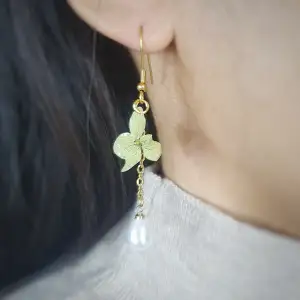 Handmade earrings. Made by me :)  Längden : 6.5cm 
