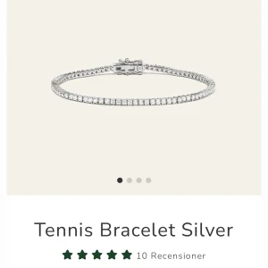 Ani jewels tennis armband - Säljer detta jättefina armband från Ani jewels. Använd endast en gång så som gått som nyskick, säljer för det kommer inte användning 🌸självklart kommer armbandet med matchande box till, nypris  1200 kronor💕