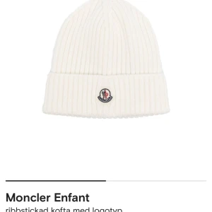 Moncler mössa - Säljer min äkta moncler mössa i fint skick. Kontakta mig privat för fler frågor och bilder!