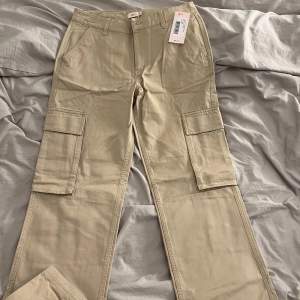 Helt nya low waist cargo jeans i storlek 34, från nelly. 100kr 