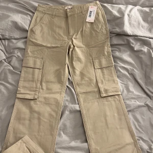 Cargo pants - Helt nya low waist cargo jeans i storlek 34, från nelly. 100kr 