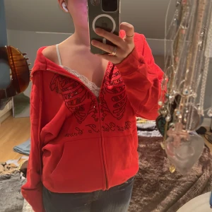 Zip hoodie - En zipup hoodie med stenar på, inga stenar har ramlat av. Är s men skulle säga att den är M😋kan diskutera pris vid snabb affär