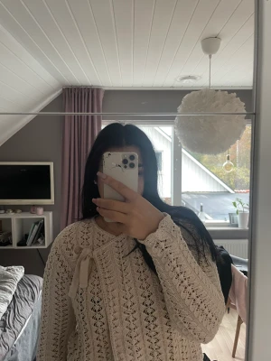 Odd Molly kofta - säljer en odd molly kofta i storlek 2 = M kommer inte till användning längre superfin den är stickad och jätte mysig den har en liten defekt på vänster arm där en liten bit av de stickade har gått upp men inget som märks