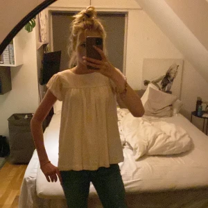 Beige blus - Beige/rosa blus från pompdelux helt nyskick passar S 