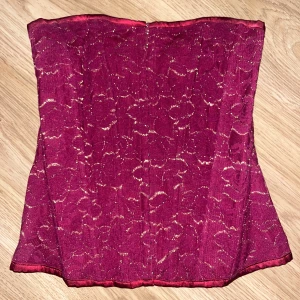 Korsett - Mörkrosa korsett med glittrigt spetstyg💖 står storlek 8 på lappen tror det är storlek s ungefär