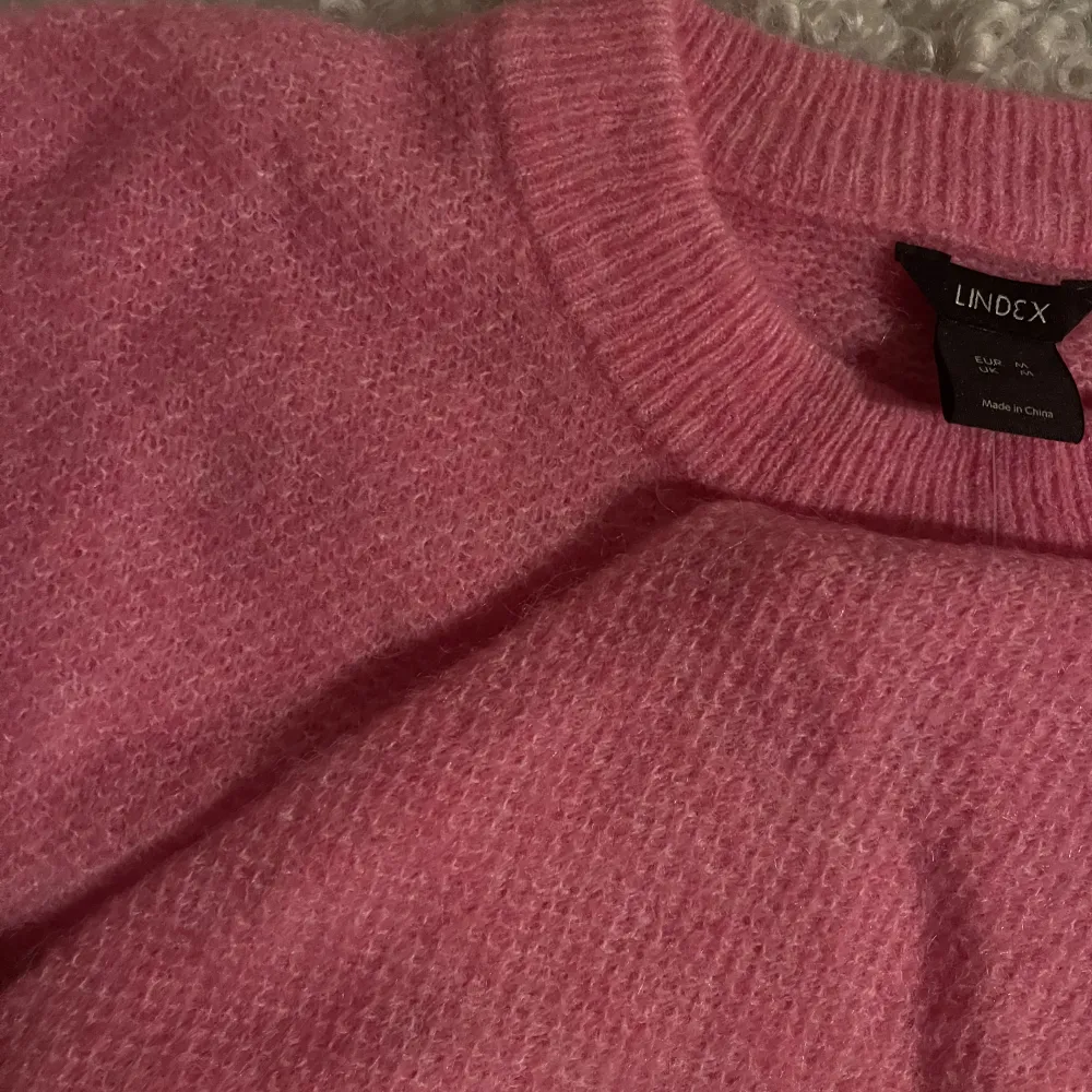 Jättefin stickad tröja från lindex🩷 den är oanvänd och köpt för 499kr.  Priset är inte fast.. Hoodies.