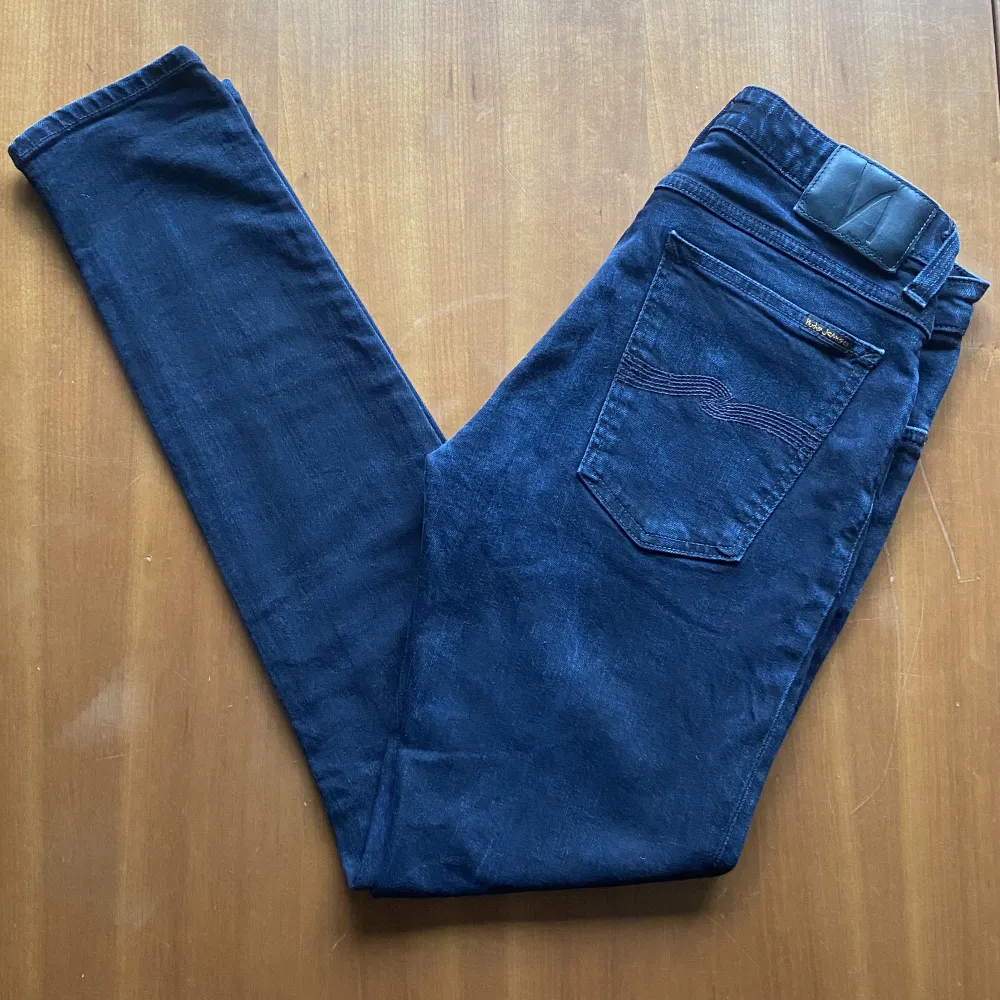 Unika nudie jeans i en svart/mörkgrå färg i storlek W32 L32. Jeansen är i ett fint skick, inga defekter eller fläckar. Nypris: ~1600 och vårat: 499kr. Pris kan diskuteras. Hör av dig vid frågor eller funderingar!. Jeans & Byxor.