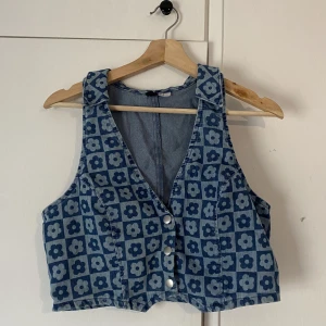 Väst - En frän jeansväst från H&m. Jag säljer den då den har blivit förstor och alldrig använd💗 (Kunden betalar frakten) 