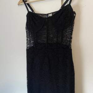 En jättesnygg svart spetsklänning från H&m🤩 är i mycket bra skicka och säljer då den inte kommer till användning🥰 (Kunden betalar frakten)