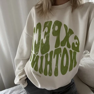 Sweatshirt med tryck - Säljer denna sweatshirt med tryck på, superfin och har varit min favorit länge men kommer inte till användning längre :( förtjänar ett nytt hem🍁storlek L (jag har vanligtvis S)