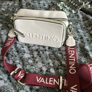 Mario valentino väska - Axelremsväska från valentino (mario), använd fåtal gånger, nypris är ca 1000kr. Defekter visas på tredje bilden 