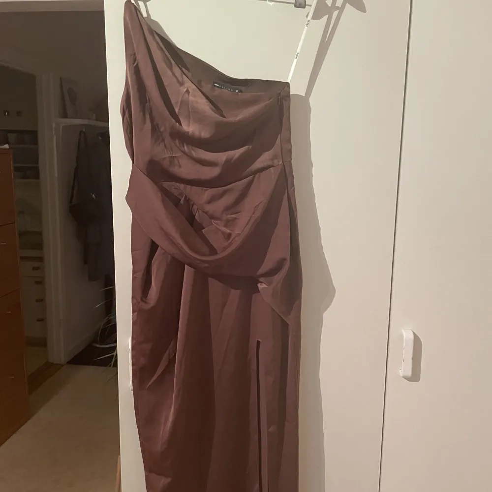 Superfin långklänning som är ifrån ASOS tall! Är 180 cm och den funkade perfekt i längden, har enbart provat klänningen så den är helt oanvänd! Jättebra att ha på bal eller till festen 🤩super fin färg och form på den!! . Klänningar.