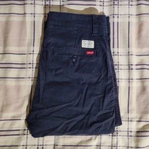 Levi Chino shorts marinblå - Måtten är W: 29 L: 9,5 Shortsen är i fint skick, kan behöva strykas lite :) Wftersom att det är vinter så säljer jag shortsen billigare!!!