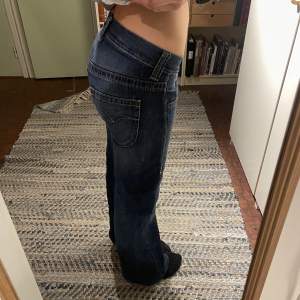 Vintage replay jeans i storlek W:27 L:34! Långa och vida i benen med låg midja. Midjemått: 76 (runt om) och innerbenslängd: 85cm!  Bra skick!🌼