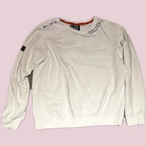 Vit sweatshirt  - Säljer denna vita sweatshirt för den är för liten och inget för mig.