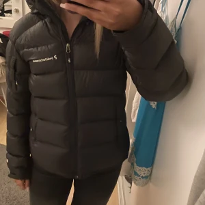 Jacka - Peak jacka som it kommer till användning längre, finns en liten smink fläck (kom privat för bild) men inget som syns när den är stängd 💞💞