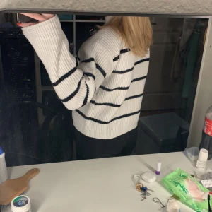 Stickad tröja - Säljer denhär sköna stickade tröjan till någon som använder den mer än mig, endast använd några fåtal gånger