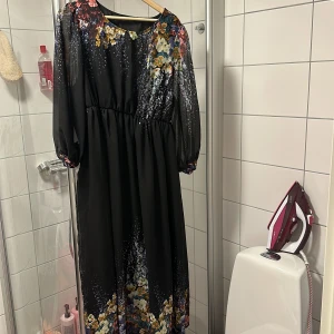 Svart blommig sifon maxi/midiklänning  - Svart blommig sifon maxi/midiklänning   Bara provat på, fint skick  Storlek runt 50-52  Polyester