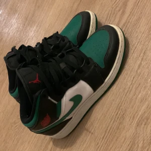 Nike Jordans Väldigt bra Skick!  - Nike Jordans Väldigt fin modell Svart/Gröna knappt Använda Endast en Snörre som är Sliten! Storlek 38/Halv Säljer dem då den Inte andvänds. 