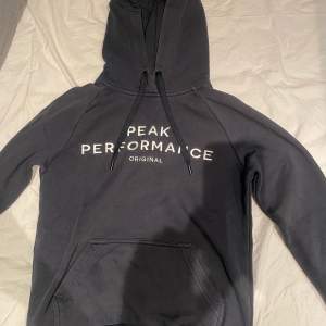 En jätte fin mörkblå Peak Performance hoodie i storlek S! Jätte bra skick och mycket fin modell