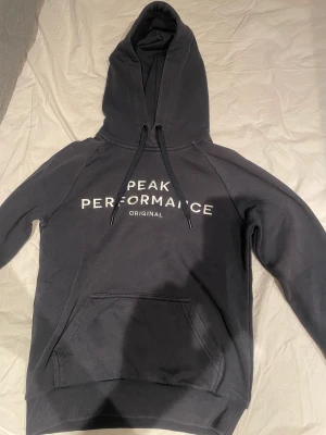 Peak Performance Hoodie  - En jätte fin mörkblå Peak Performance hoodie i storlek S! Jätte bra skick och mycket fin modell