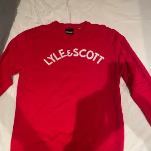 En fin röd Lyle & Scott hoodie i storlek M! Fint skick inga märken eller hål