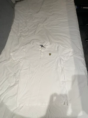 Vit Lyle Scott pike - En väldigt fin Vit Lyle & Scott piké i storlek 14-15 years! Väldigt fint skick!
