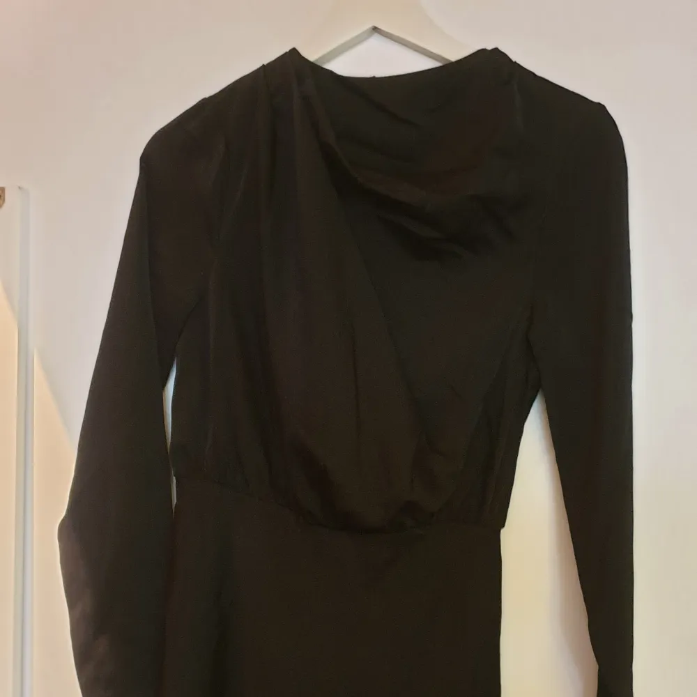 Asos design klönning med öppen rygg och drapering framtid. Mycket elegant! :) ny och använd pga passade mig ej storleksmässigt. Mekot.