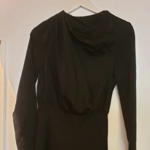 Klänning - Asos design klönning med öppen rygg och drapering framtid. Mycket elegant! :) ny och använd pga passade mig ej storleksmässigt