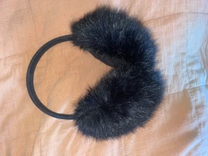 Svarta öronmuffar - Svarta fluffiga öronmuffar! Supersöta och varma. Bra i passformen! 