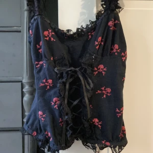 Korsett top - topp med döskallar och snörning! så cool bra sick 